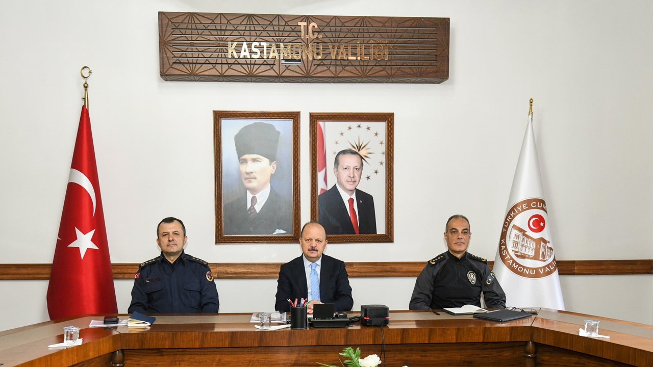 Içişyeri Bakanı Toplantı Vali (1)