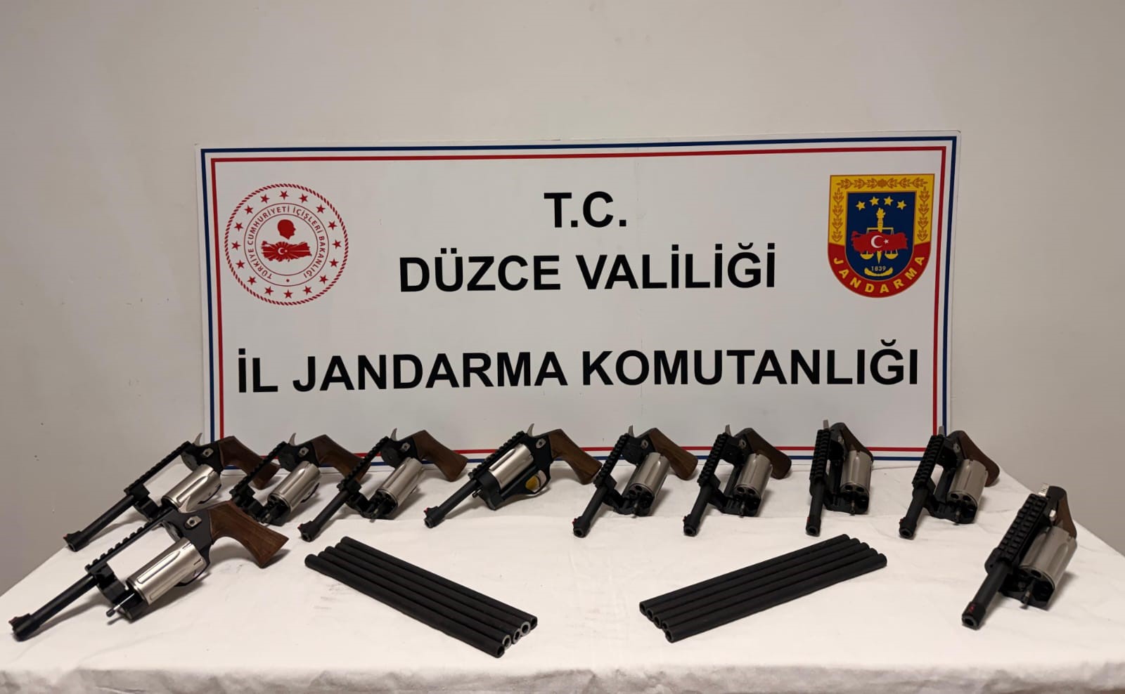 Jandarmadan Baskın! 10 Ruhsatsız Silah Ele Geçirildi 2 Şüpheli Tutuklandı! 32