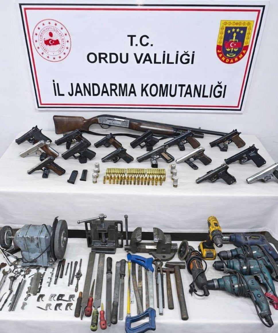 Jandarmadan Baskın! 15 Tabanca, Mühimmat, Malzemeler Ele Geçirildi Şüpheli Tutuklandı! 22