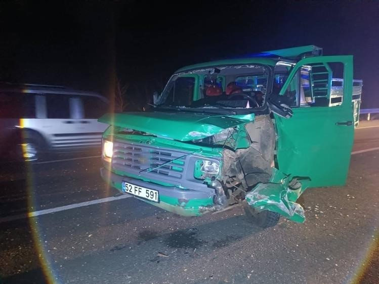 Kamyonet Ile Motosiklet Çarpıştı 2 Kişi Olay Yerinde Hayatını Kaybetti