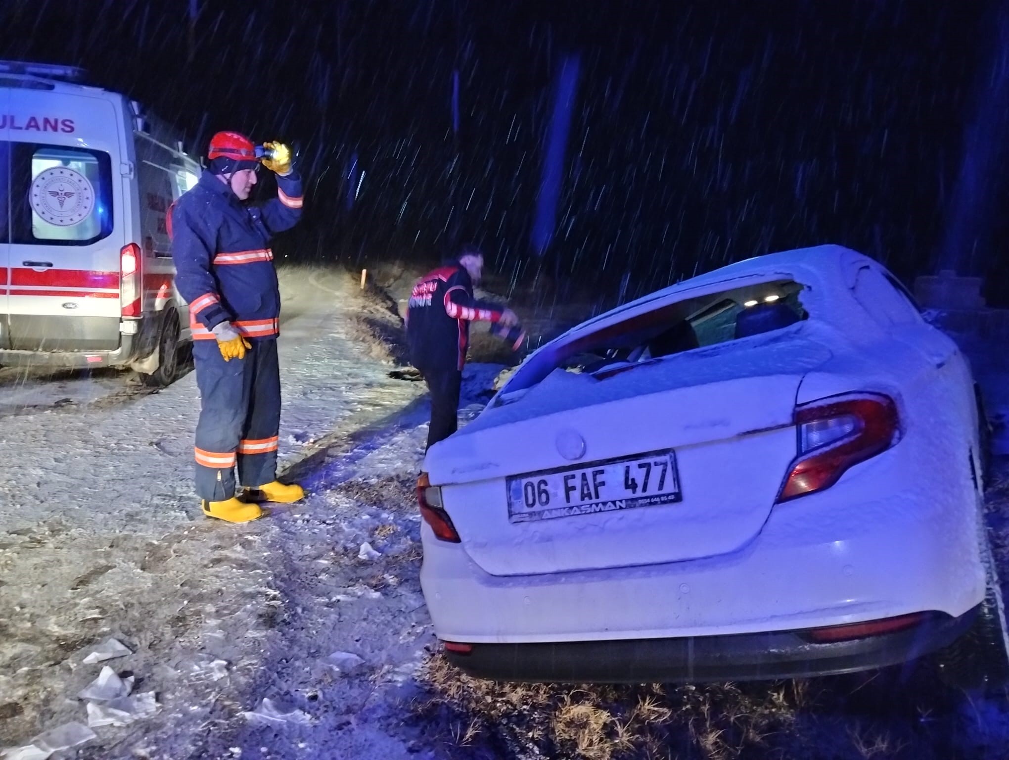 Kar Yağışı Sonrası Feci Kaza Takla Atan Araçta 7 Yaralı2