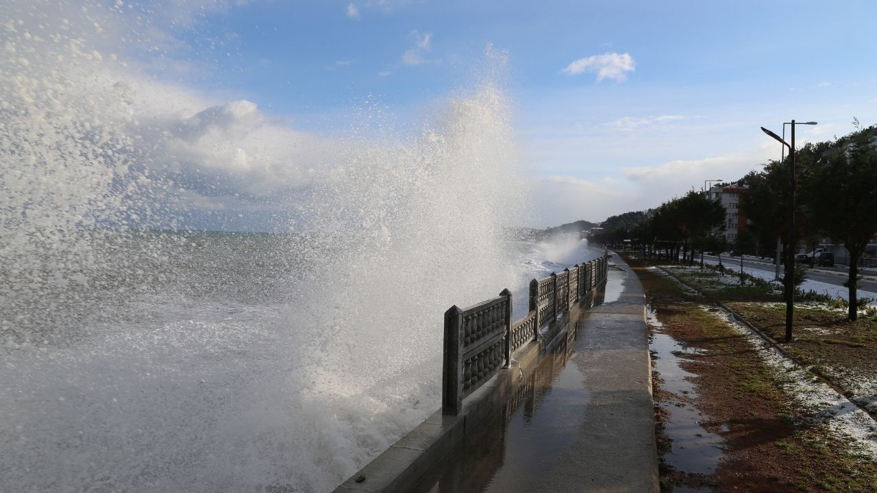 Karadeniz’in Hırçın Dalgaları Kastamonu Kıyısında Endişeyi Artırıyor (4)