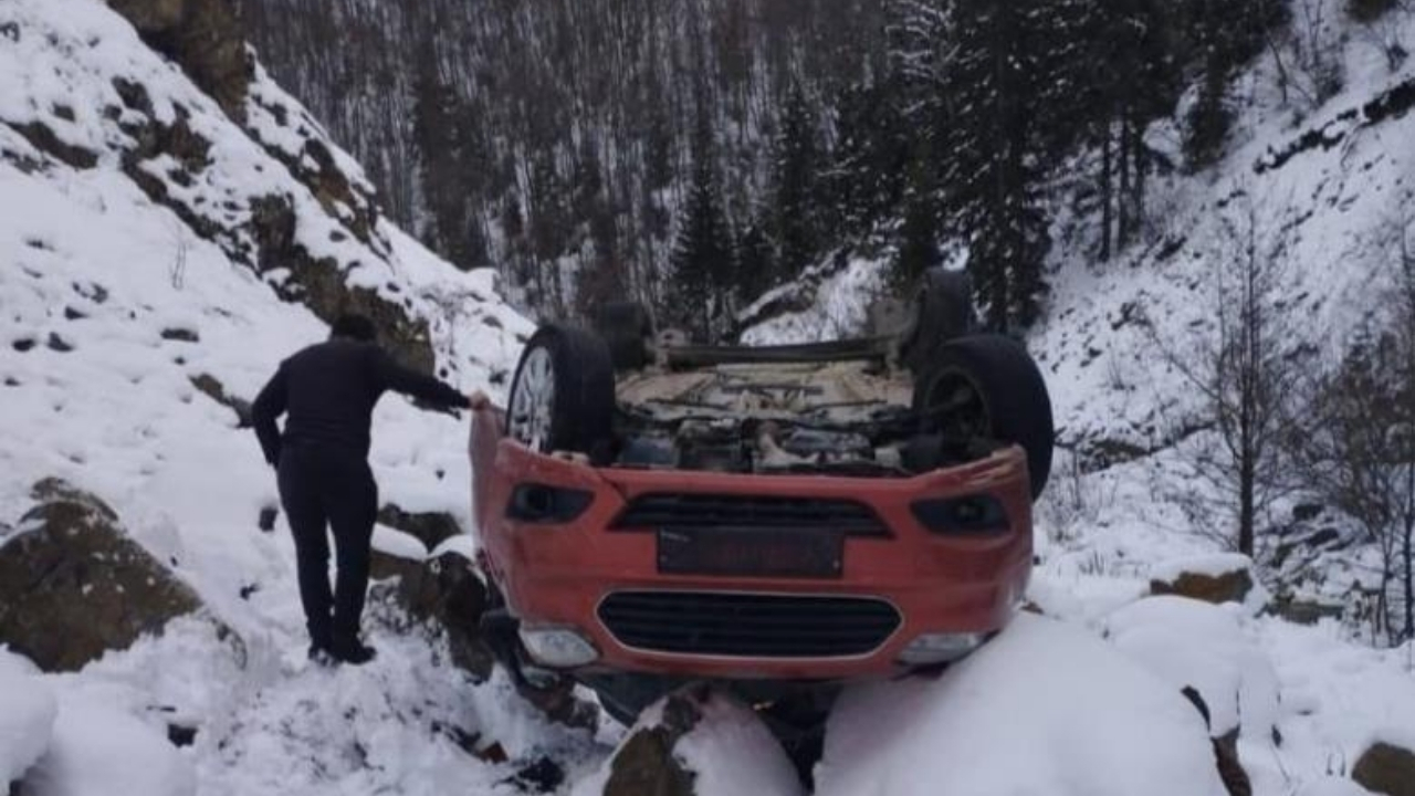 Karlı Yolda Facia Kamyonet Dere Yatağına Uçtu, 5 Yaralı (2)