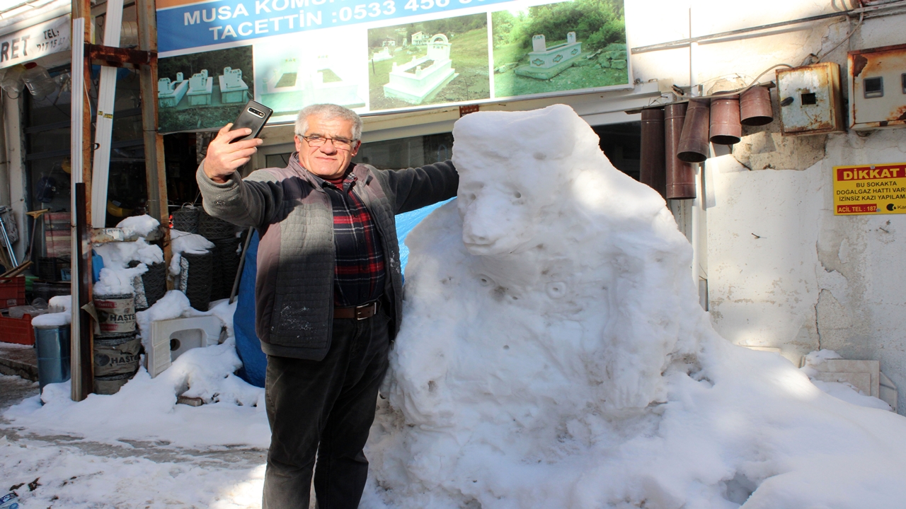 Kastamonu Da Kardan Adam Heykel (4)