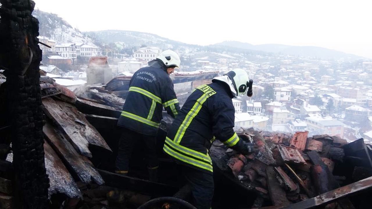 Kastamonu Da Konak Yangını Iskelet Kaldı (4)