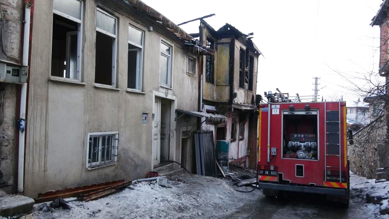 Kastamonu Da Konak Yangını Iskelet Kaldı (6)