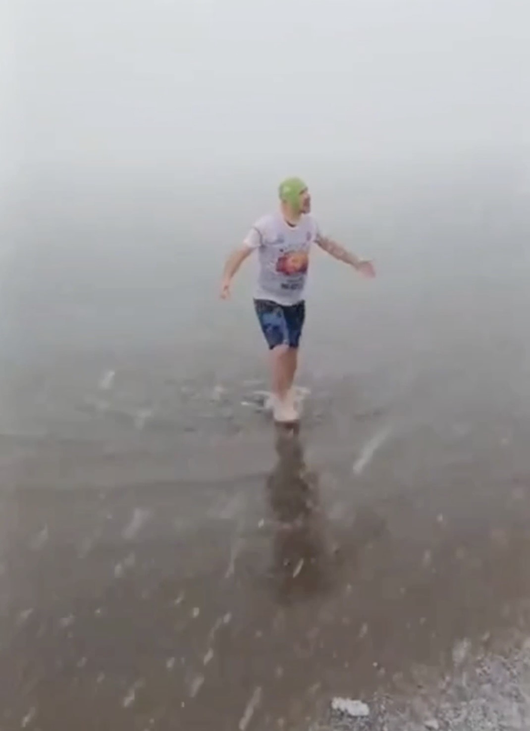 Kastamonu Sahilinde Kar Yağışı Altında Denize Girip Yüzdü 44444444