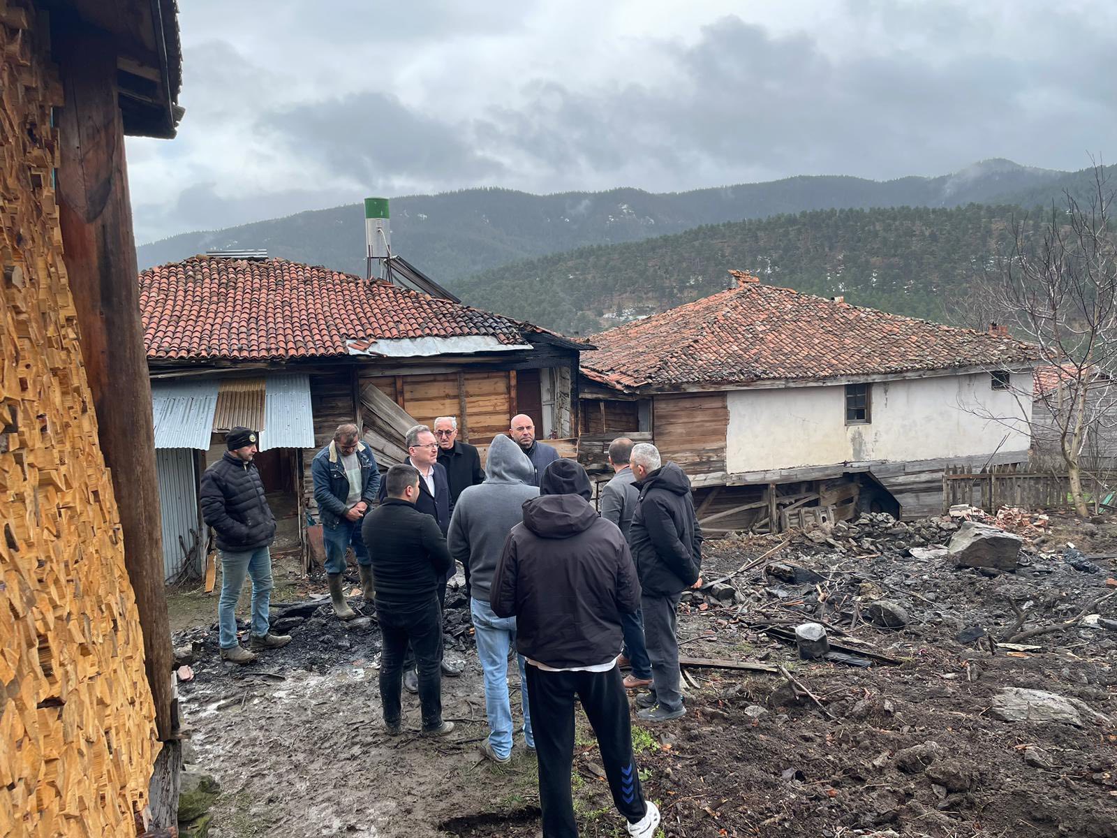 Kastamonu'da Ak Parti Heyeti Yangından Etkilenen Köyü Yerinde Ziyaret Etti1