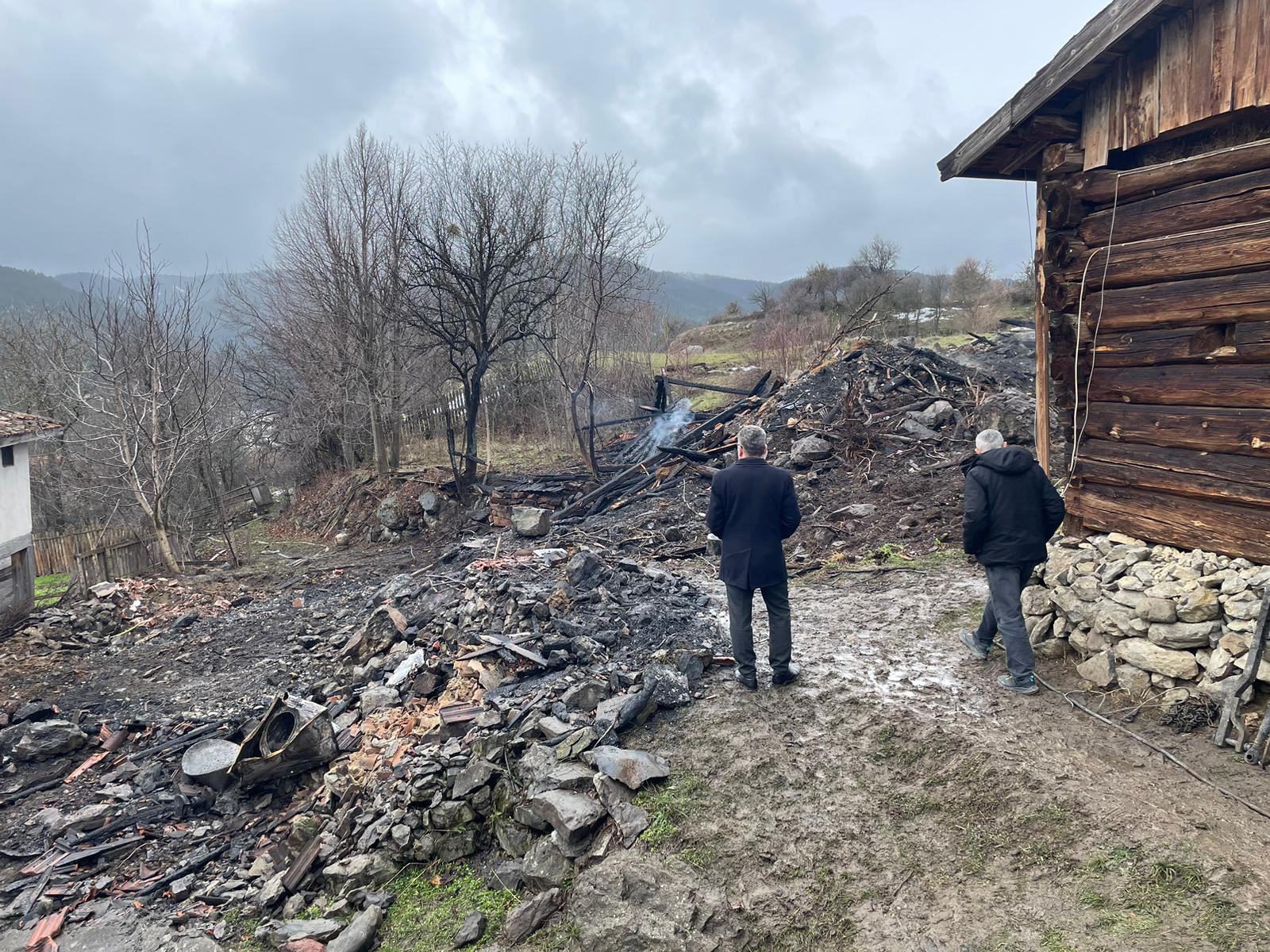 Kastamonu'da Ak Parti Heyeti Yangından Etkilenen Köyü Yerinde Ziyaret Etti2