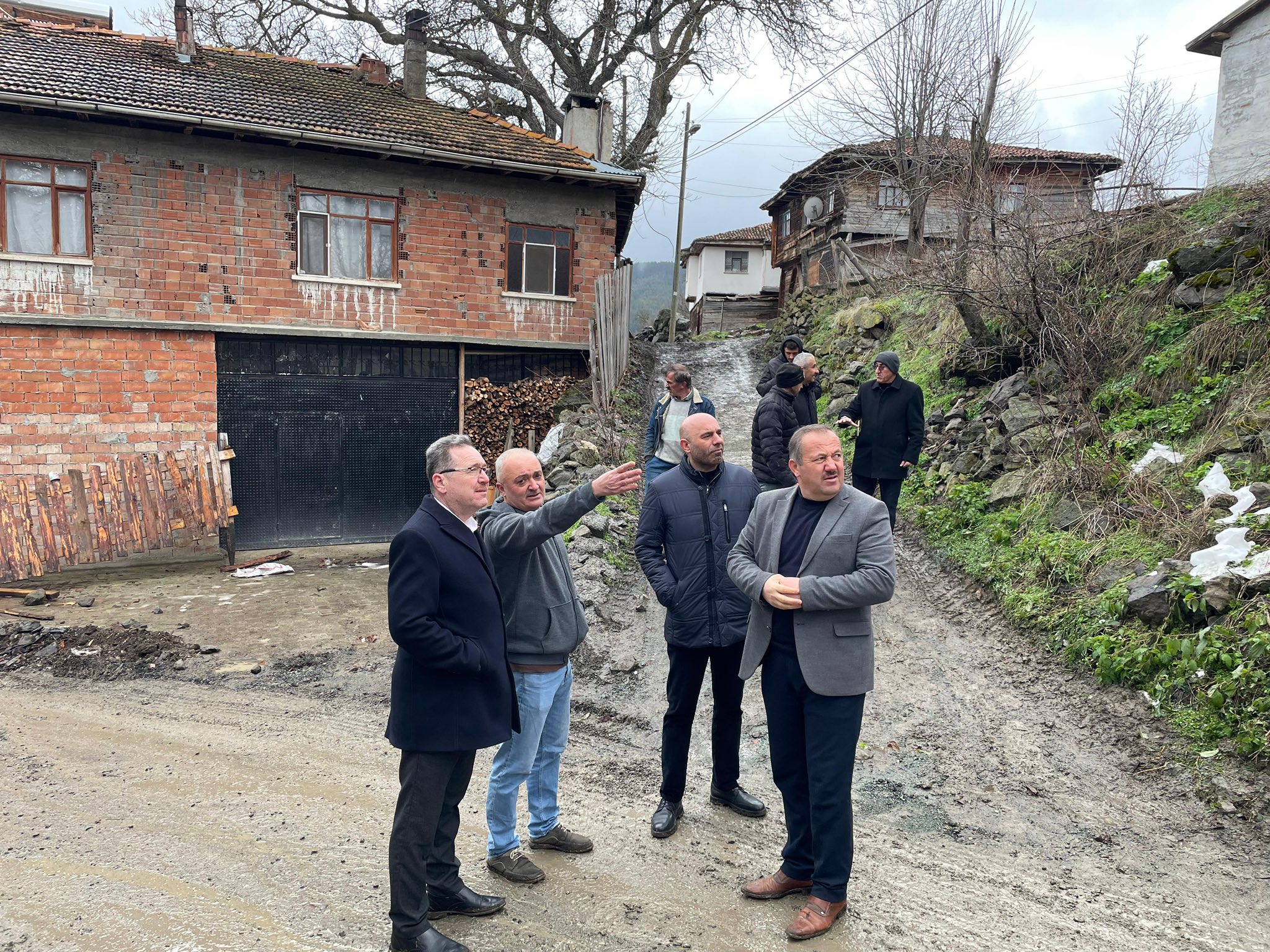 Kastamonu'da Ak Parti Heyeti Yangından Etkilenen Köyü Yerinde Ziyaret Etti3