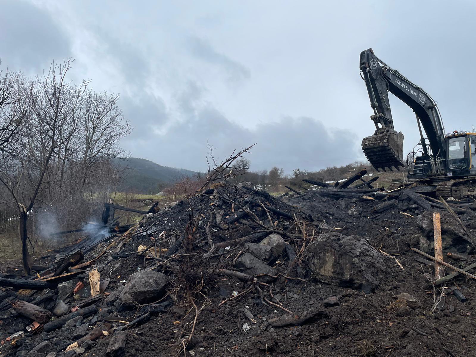 Kastamonu'da Ak Parti Heyeti Yangından Etkilenen Köyü Yerinde Ziyaret Etti4