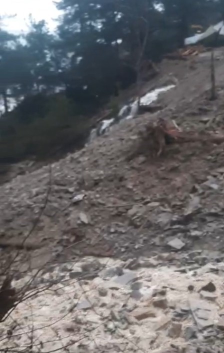 Kastamonu'da Aynı Bölgede Tekrar Heyelan Yaşandı Yol Ulaşıma Kapandı! 4