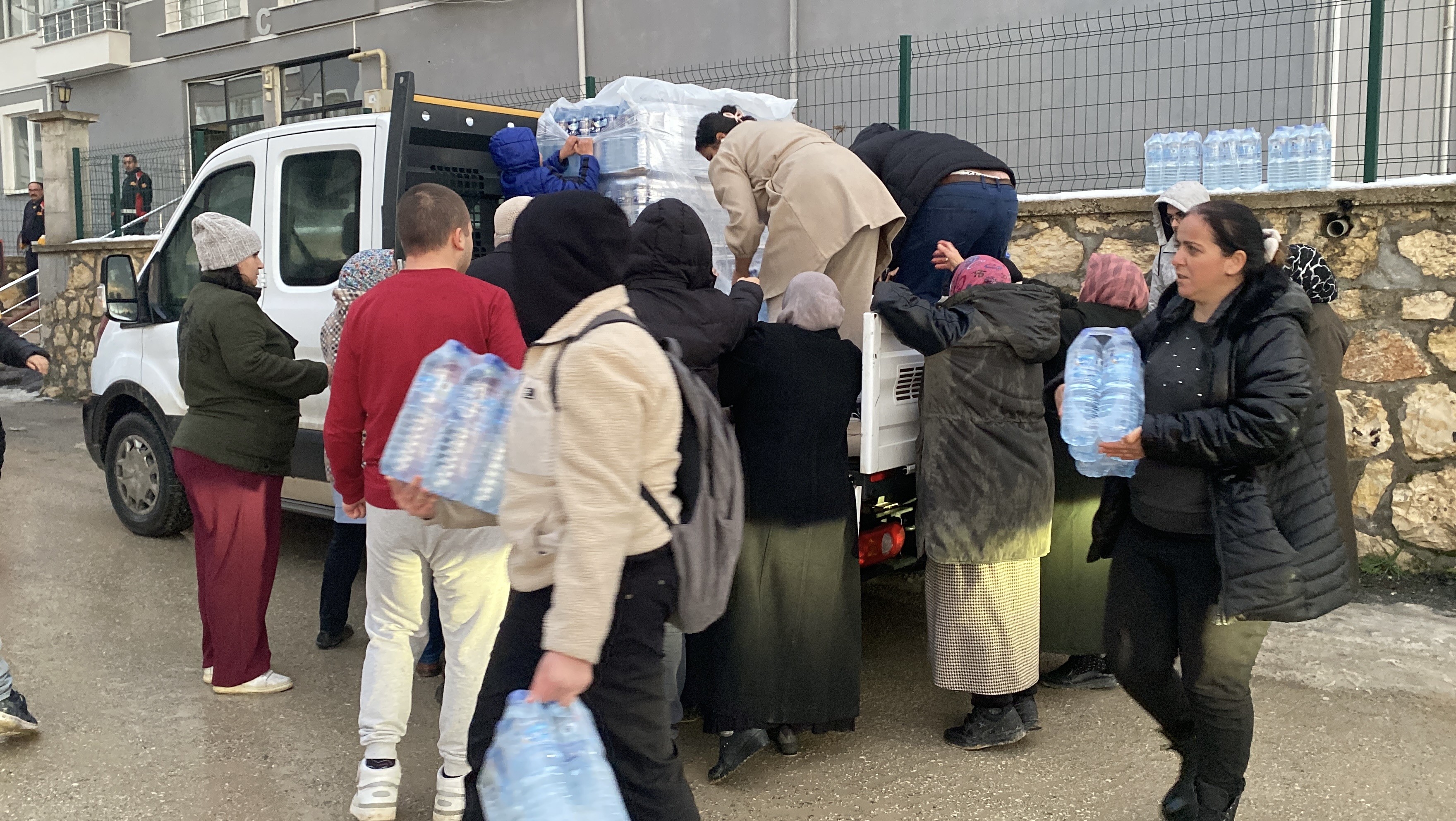 Kastamonu'da Birçok Mahallede Su Kesintisi Devam Ediyor Vatandaşlara Su Dağıtıldı 4