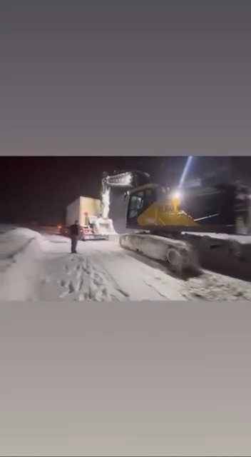 Kastamonu'da Doğal Gaz Tırı Yolda Kaldı İş Makineleri Kurtardı 22