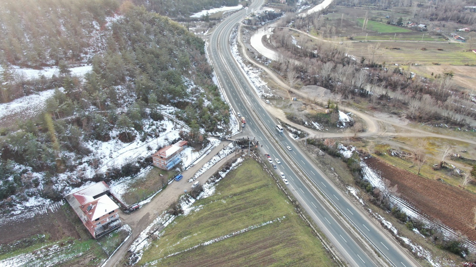 Kastamonu'da Feci Kaza! Şarampole Uçtu 1 Kişi Hayatını Kaybetti! 8