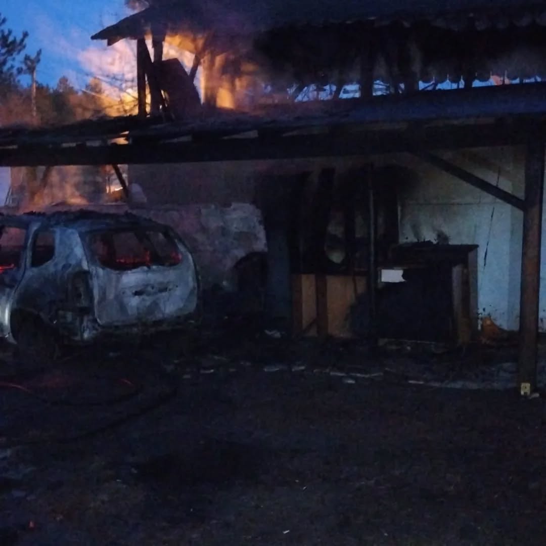 Kastamonu’da Garaj Faciası Yangın Park Halindeki Aracı Yok Etti2