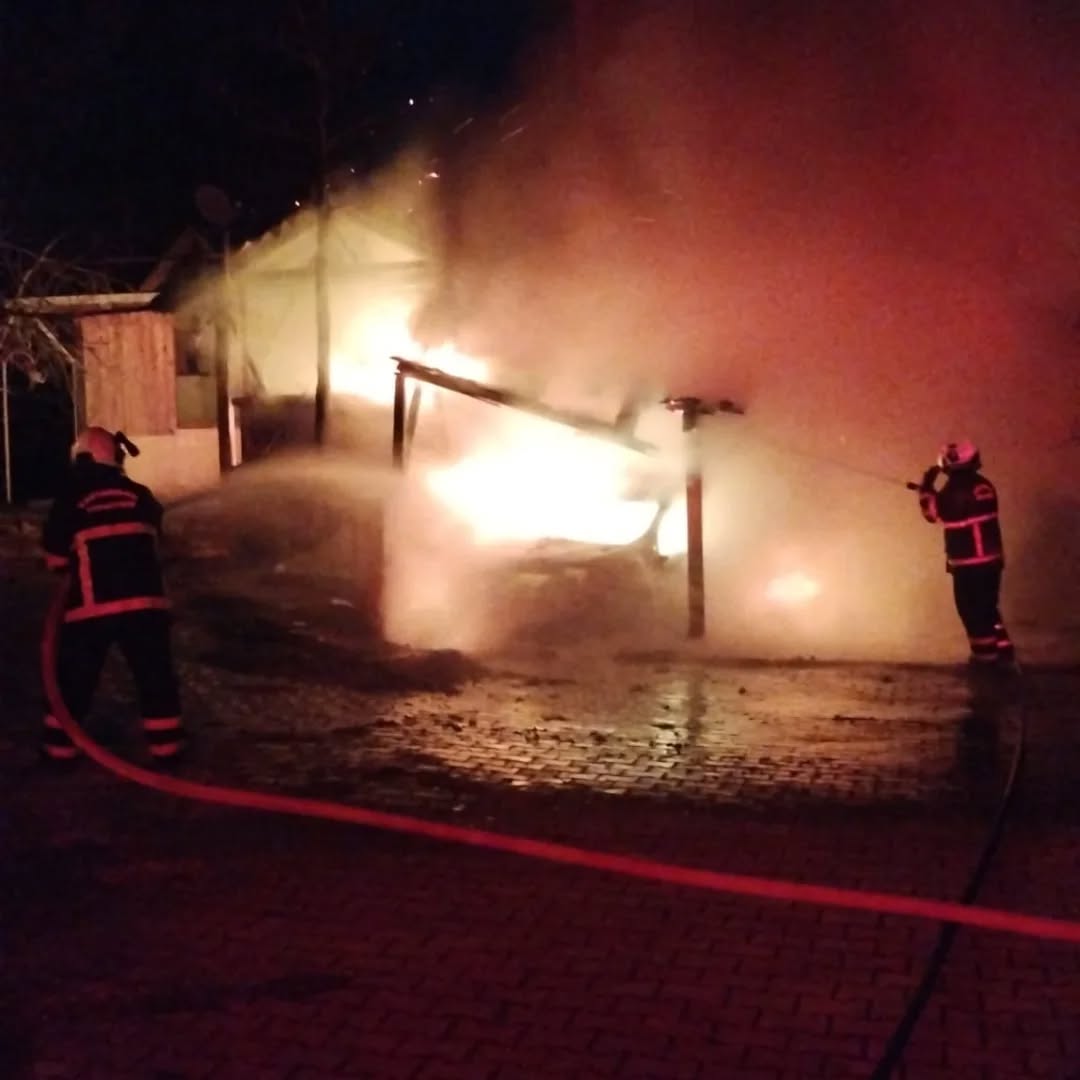 Kastamonu’da Garaj Faciası Yangın Park Halindeki Aracı Yok Etti3