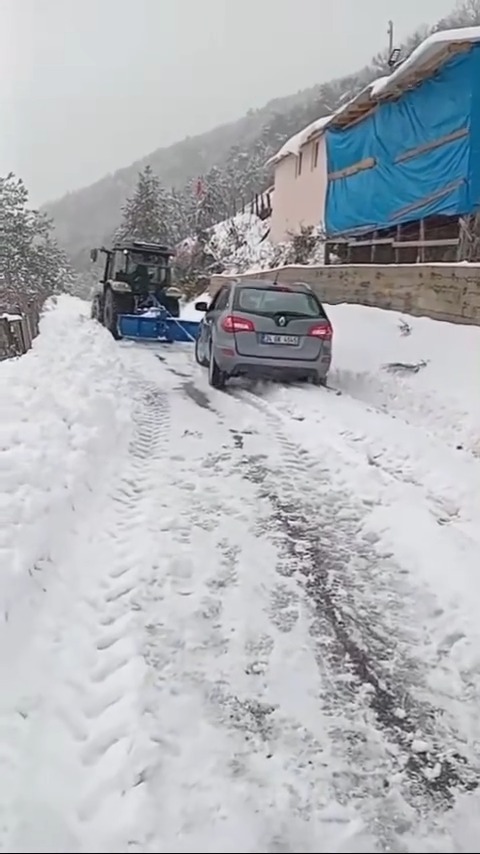 Kastamonu'da Gurbetçiler Yolda Kalmadı Köy Muhtarı Karlı Yolları Açtı! 66-3