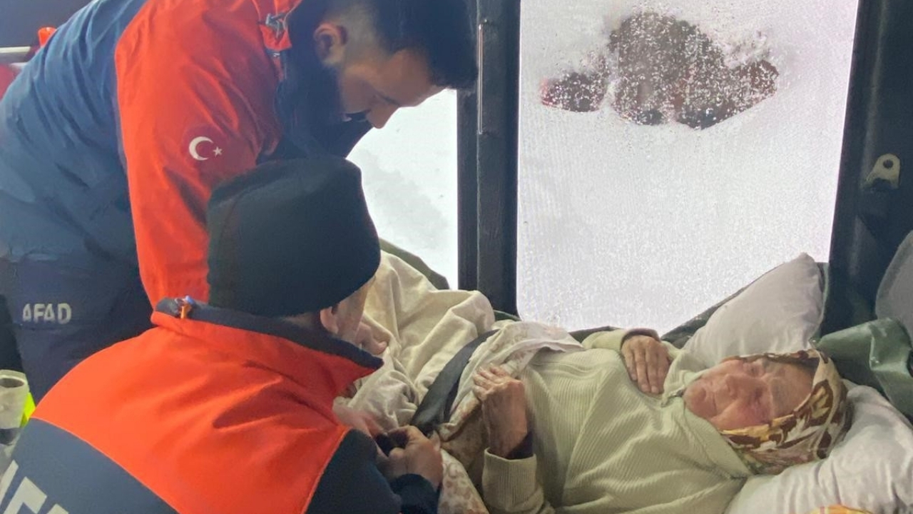 Kastamonu’da Kapanan Köy Yolunda Zamanla Yarış Afad Yaşlı Kadını Kurtardı (1)