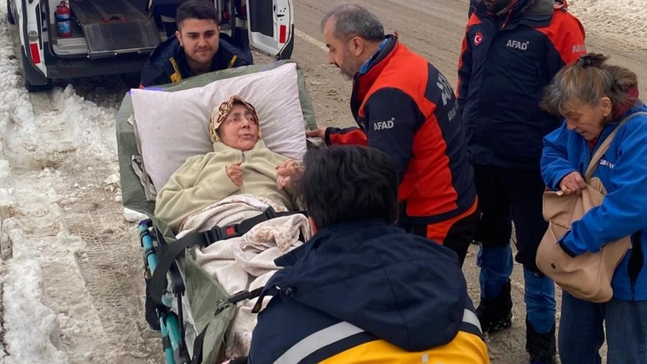 Kastamonu’da Kapanan Köy Yolunda Zamanla Yarış Afad Yaşlı Kadını Kurtardı (3)