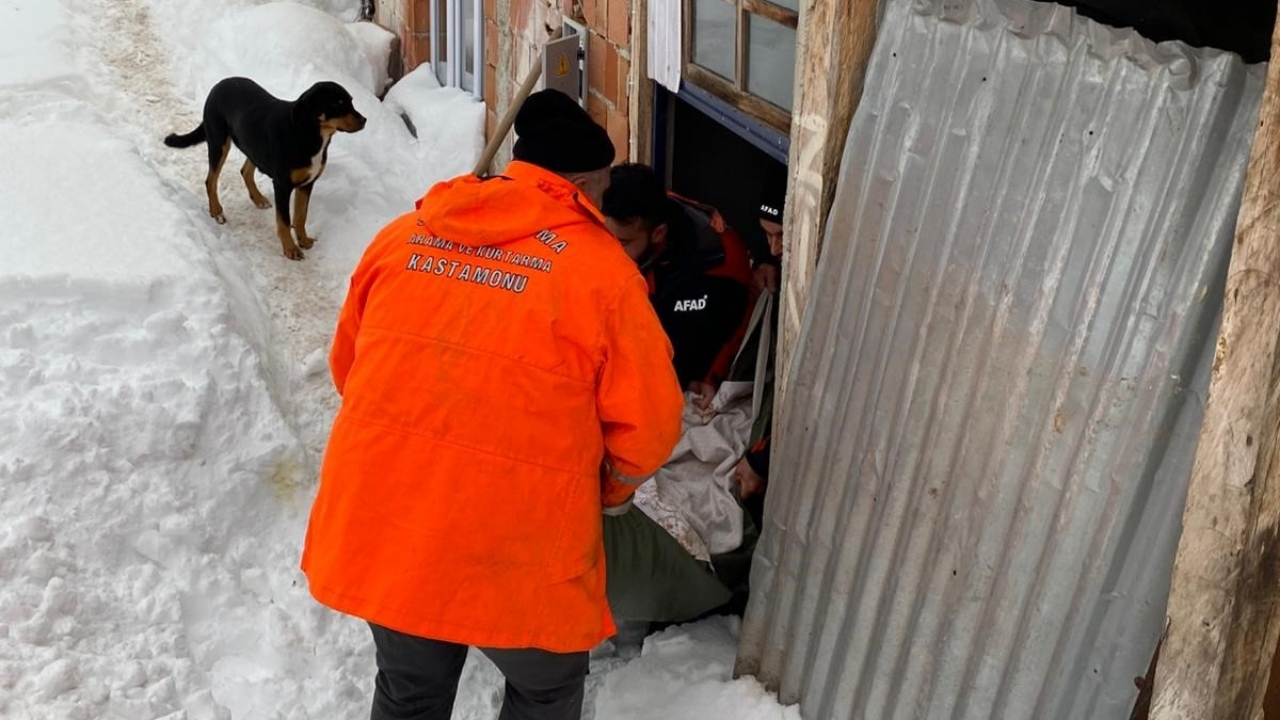 Kastamonu’da Kapanan Köy Yolunda Zamanla Yarış Afad Yaşlı Kadını Kurtardı (4)