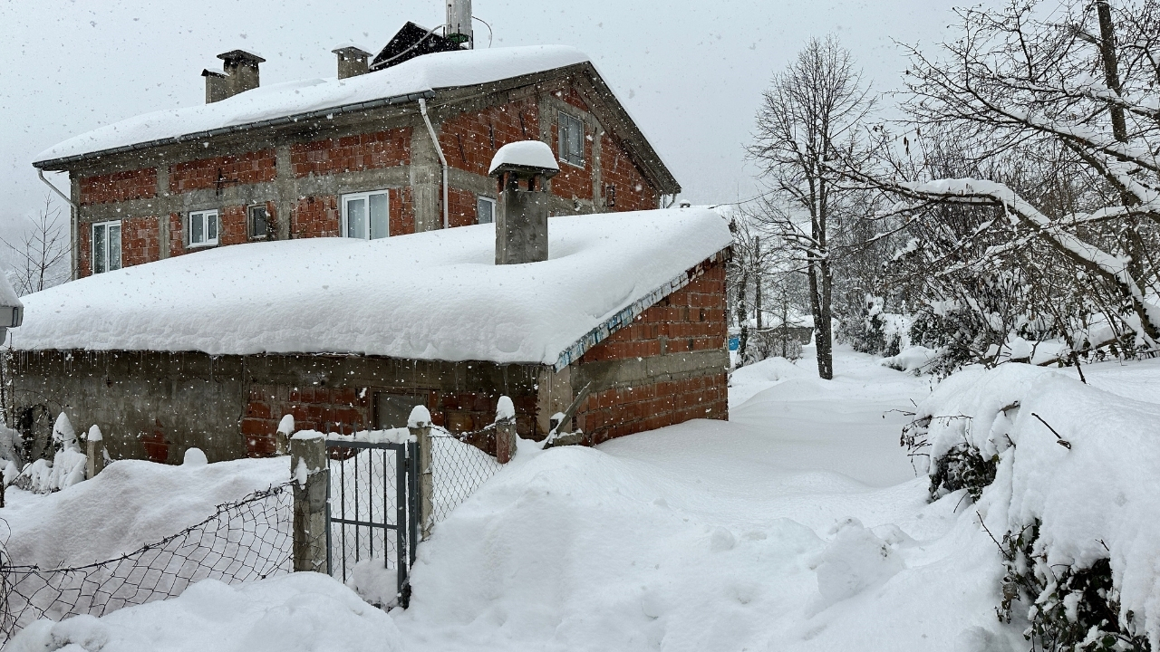 Kastamonu’da Kar Yolları Kapattı, 167 Köye Ulaşım Sağlanamıyor (1)