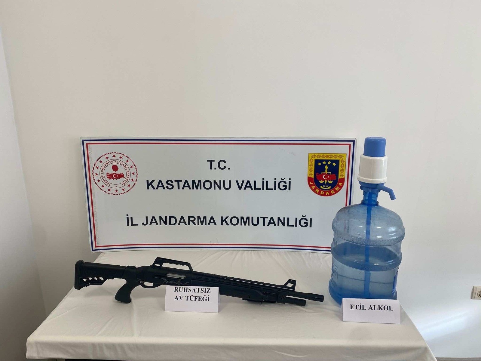 Kastamonu'da Operasyon! Sahte Alkol Ve Silahlar Ele Geçirildi 4 Kişi Gözaltına Alındı! 2