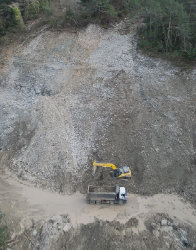 Kastamonu'nun Ilçe Kara Yolunda Heyelan Ulaşımı Engelledi Çalışmalar Sürüyor! 12