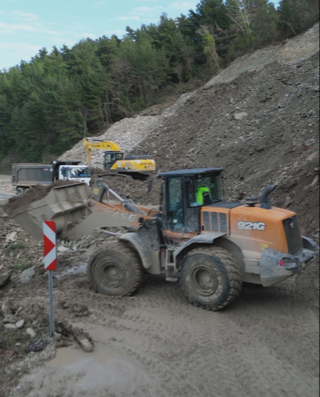 Kastamonu'nun Ilçe Kara Yolunda Heyelan Ulaşımı Engelledi Çalışmalar Sürüyor! 8