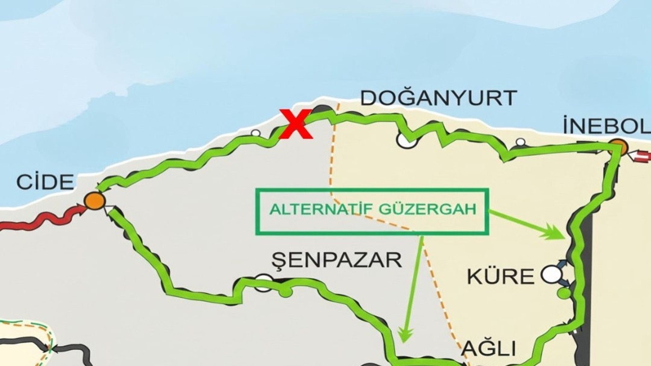 Kastamonu’nun Ilçe Yolunda Heyelan Ulaşım Geçici Olarak Kapatıldı (2)