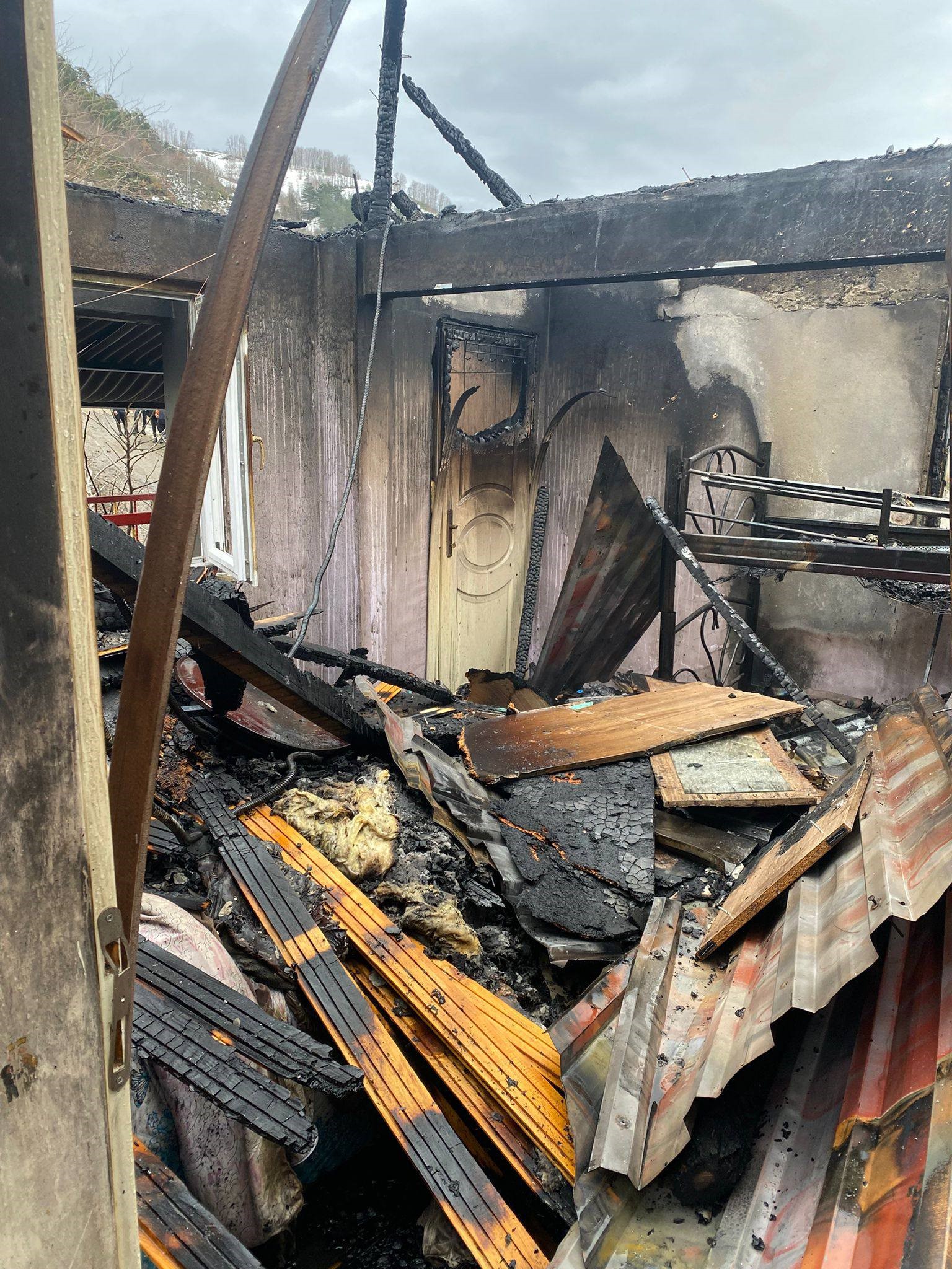 Kastamonu'nun Ilçesinde Alevlere Teslim Olan Ev Küle Döndü 22222222