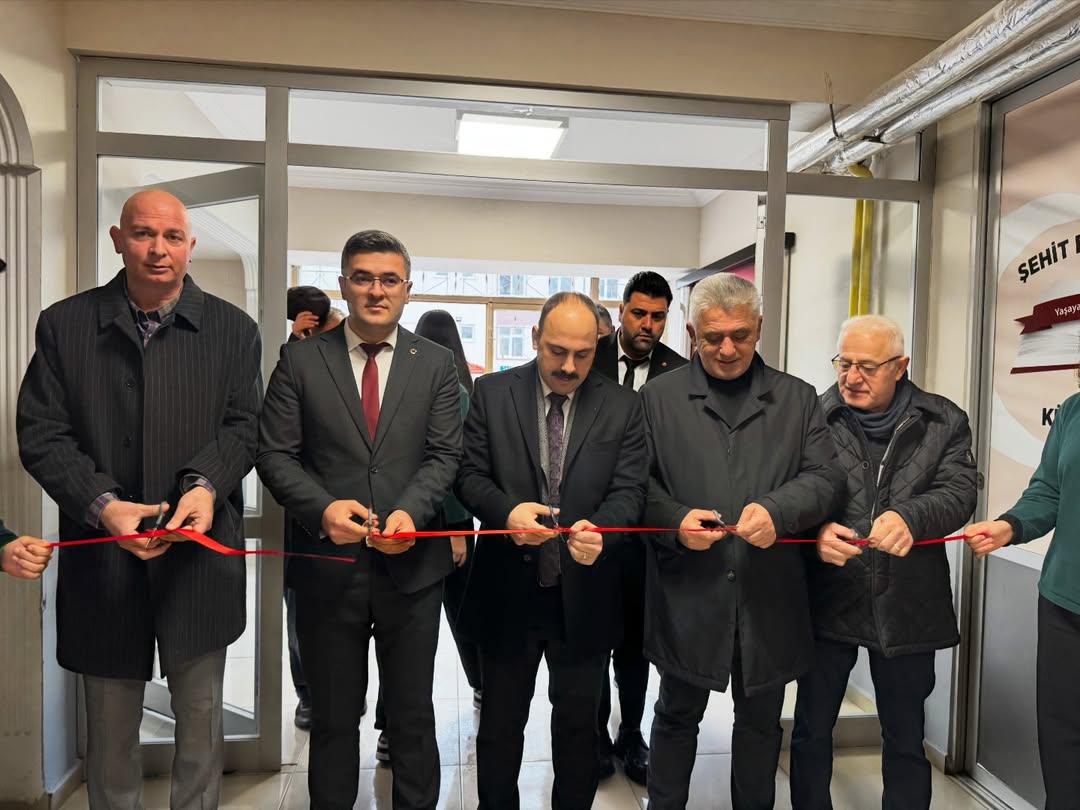 Kastamonu'nun Ilçesinde Karne Sevinci Protokol Öğrencilerin Heyecanına Ortak Oldu 16