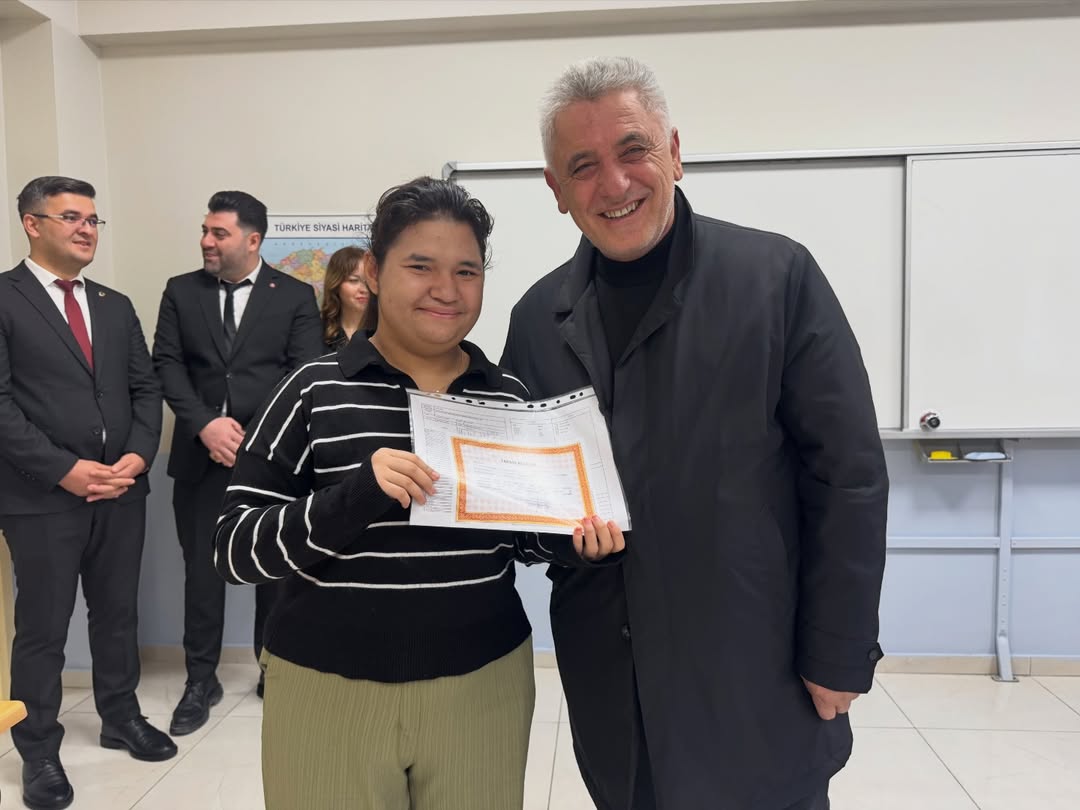 Kastamonu'nun Ilçesinde Karne Sevinci Protokol Öğrencilerin Heyecanına Ortak Oldu 18