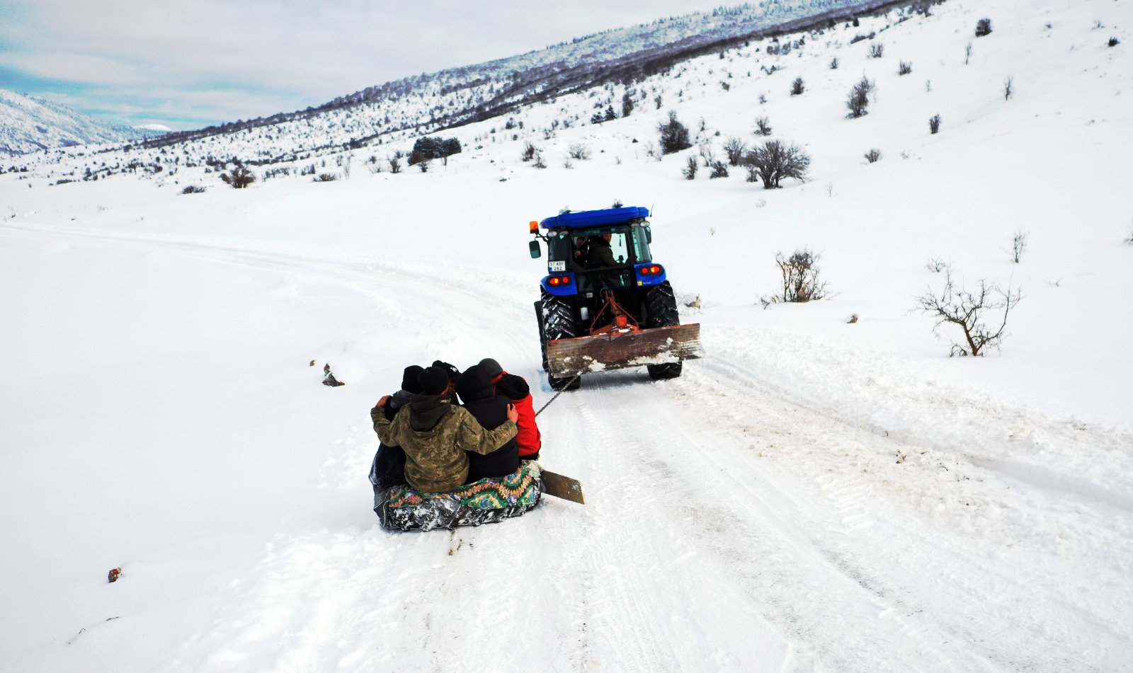 Kastamonu'nun Köyündeki Gençler Lastik Kızakla Eğlenmenin Yolunu Buldu 1