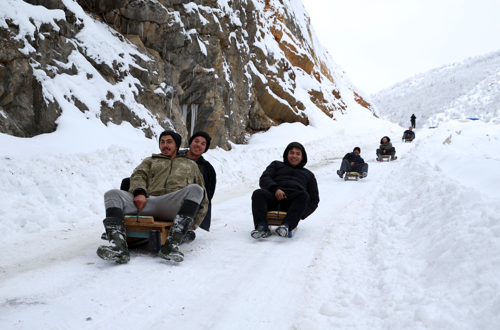 Kastamonu'nun Köyündeki Gençler Lastik Kızakla Eğlenmenin Yolunu Buldu 12