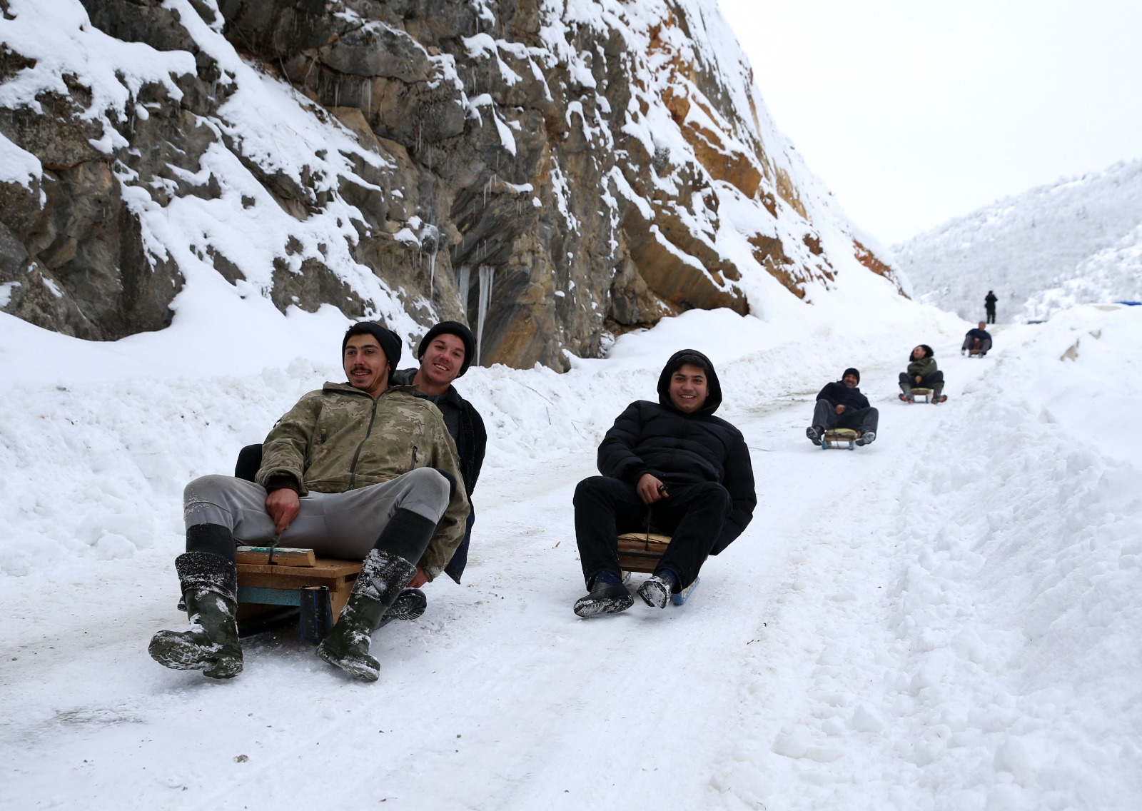 Kastamonu'nun Köyündeki Gençler Lastik Kızakla Eğlenmenin Yolunu Buldu 13