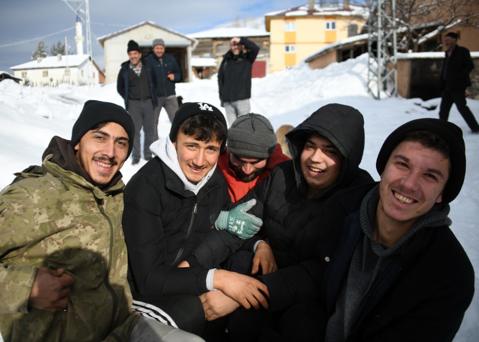 Kastamonu'nun Köyündeki Gençler Lastik Kızakla Eğlenmenin Yolunu Buldu 14