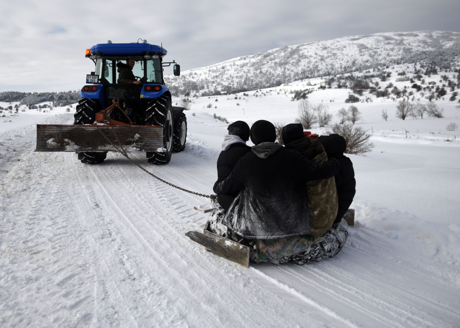 Kastamonu'nun Köyündeki Gençler Lastik Kızakla Eğlenmenin Yolunu Buldu 18