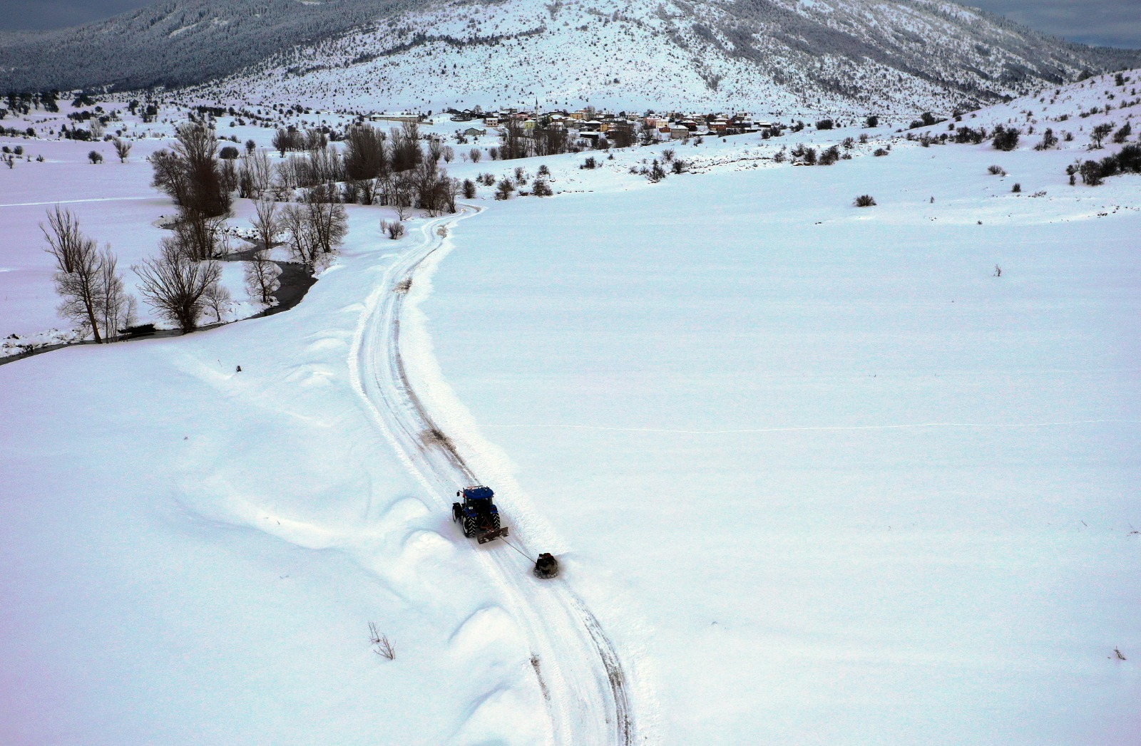 Kastamonu'nun Köyündeki Gençler Lastik Kızakla Eğlenmenin Yolunu Buldu 2