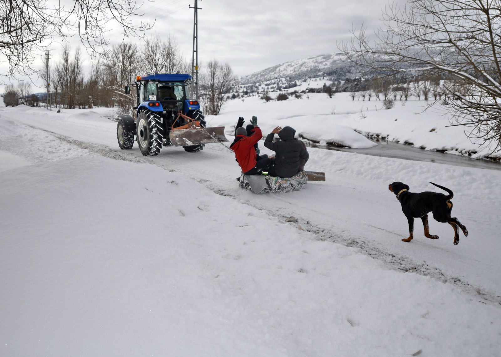 Kastamonu'nun Köyündeki Gençler Lastik Kızakla Eğlenmenin Yolunu Buldu 22