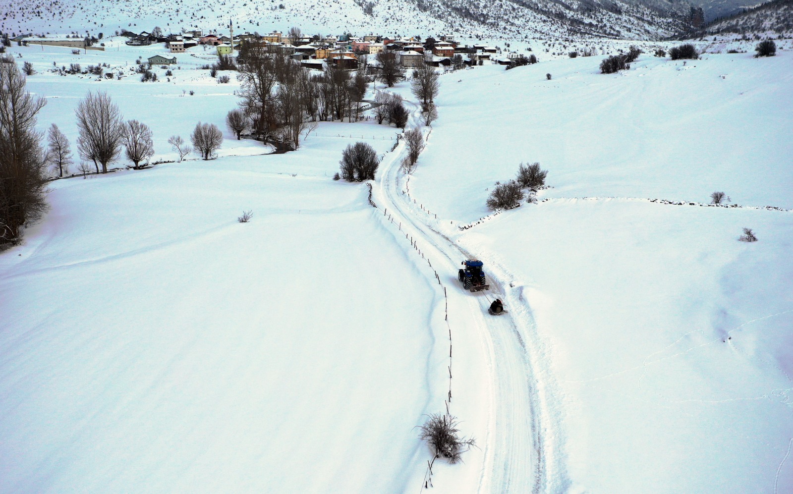 Kastamonu'nun Köyündeki Gençler Lastik Kızakla Eğlenmenin Yolunu Buldu 4
