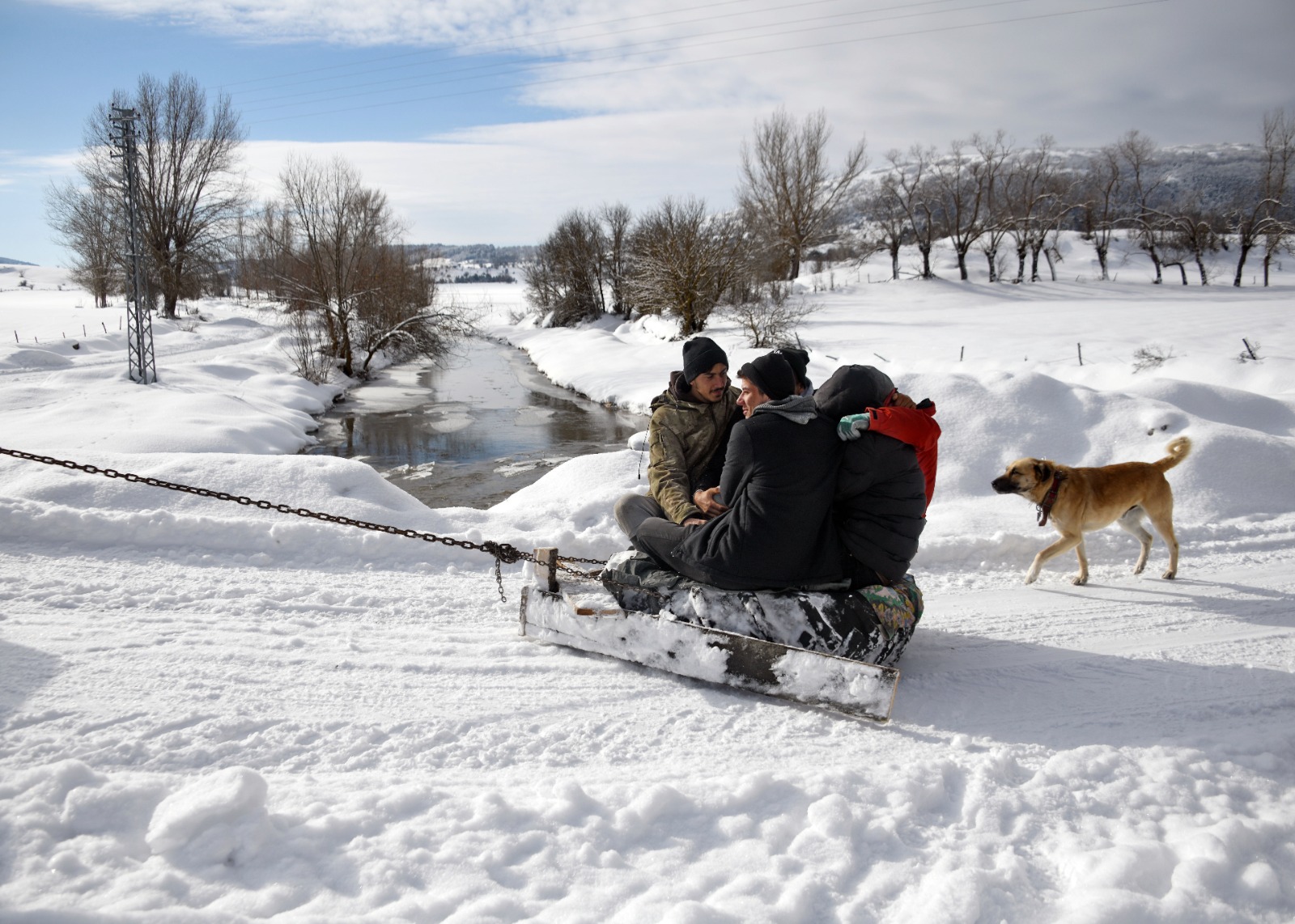 Kastamonu'nun Köyündeki Gençler Lastik Kızakla Eğlenmenin Yolunu Buldu 4444444444444444444444444444