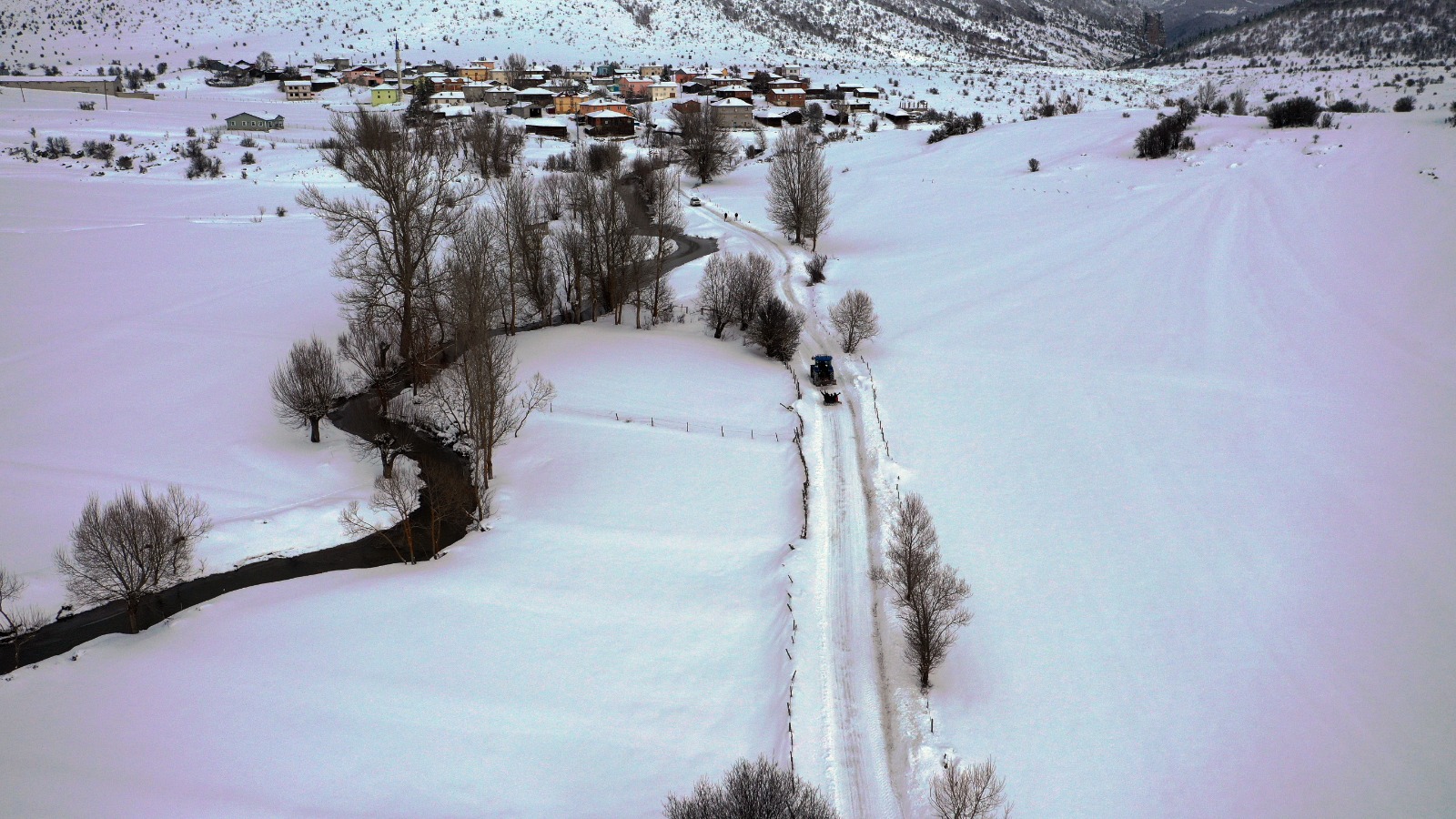 Kastamonu'nun Köyündeki Gençler Lastik Kızakla Eğlenmenin Yolunu Buldu 6