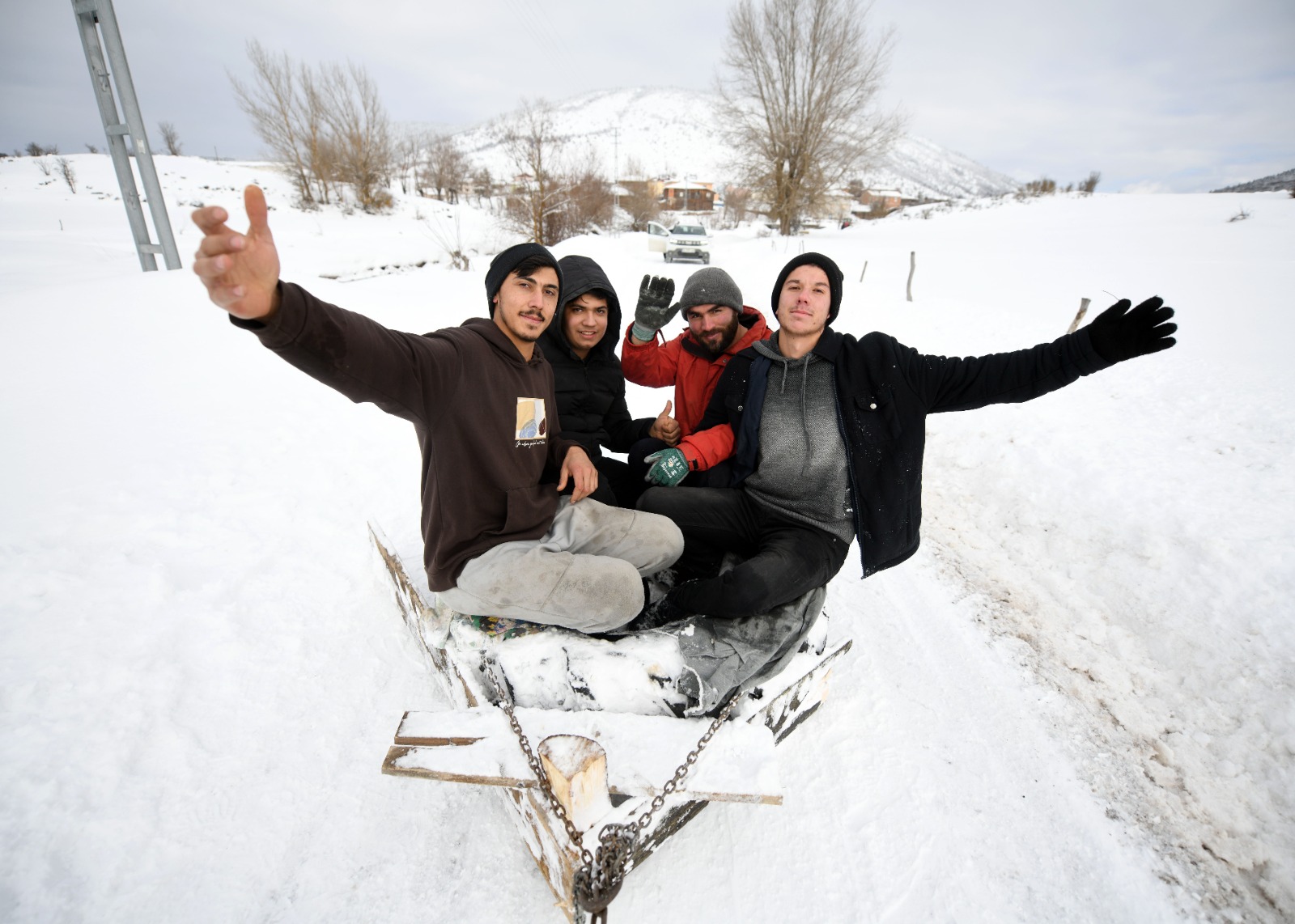 Kastamonu'nun Köyündeki Gençler Lastik Kızakla Eğlenmenin Yolunu Buldu 66