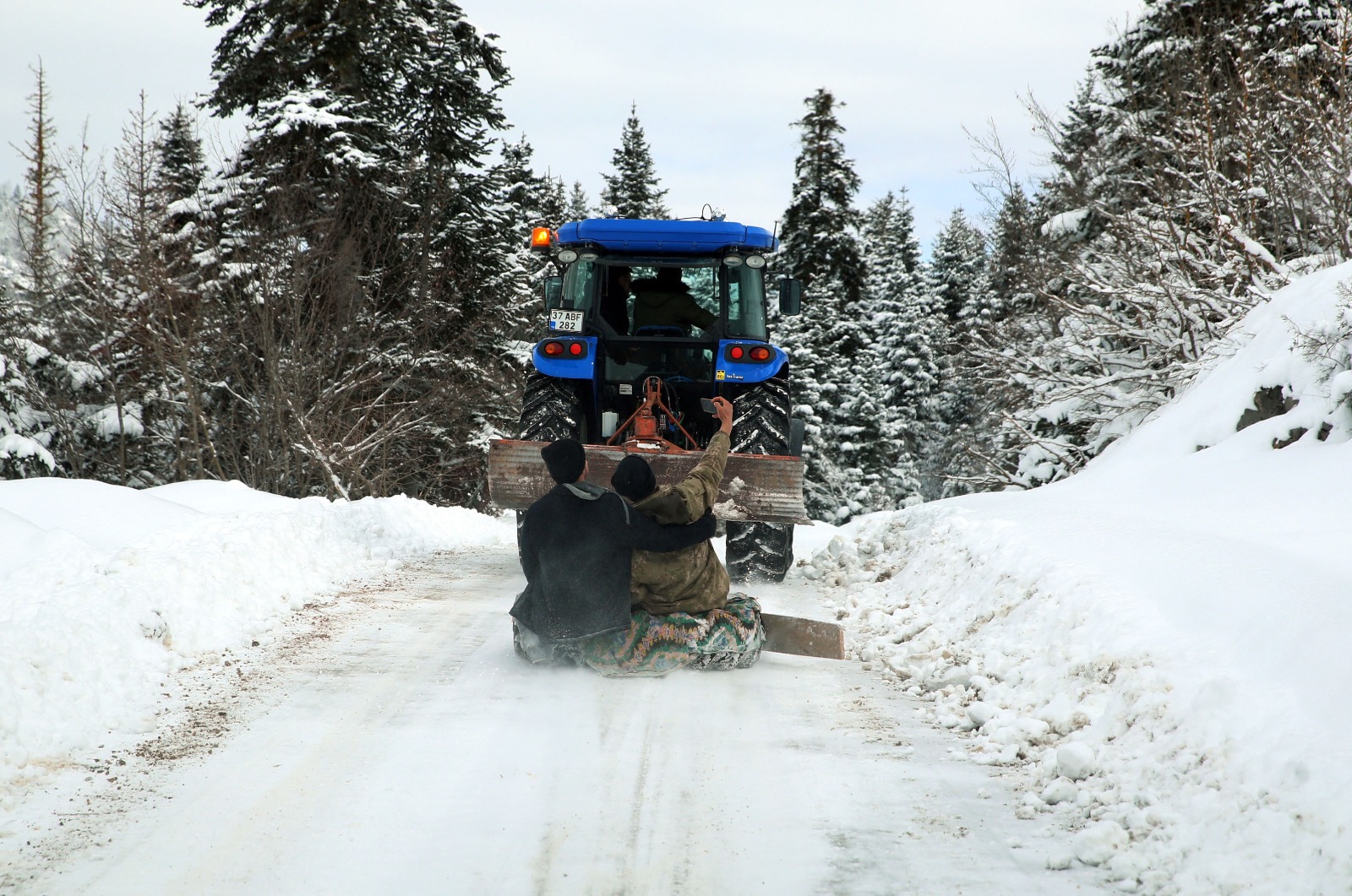 Kastamonu'nun Köyündeki Gençler Lastik Kızakla Eğlenmenin Yolunu Buldu 8