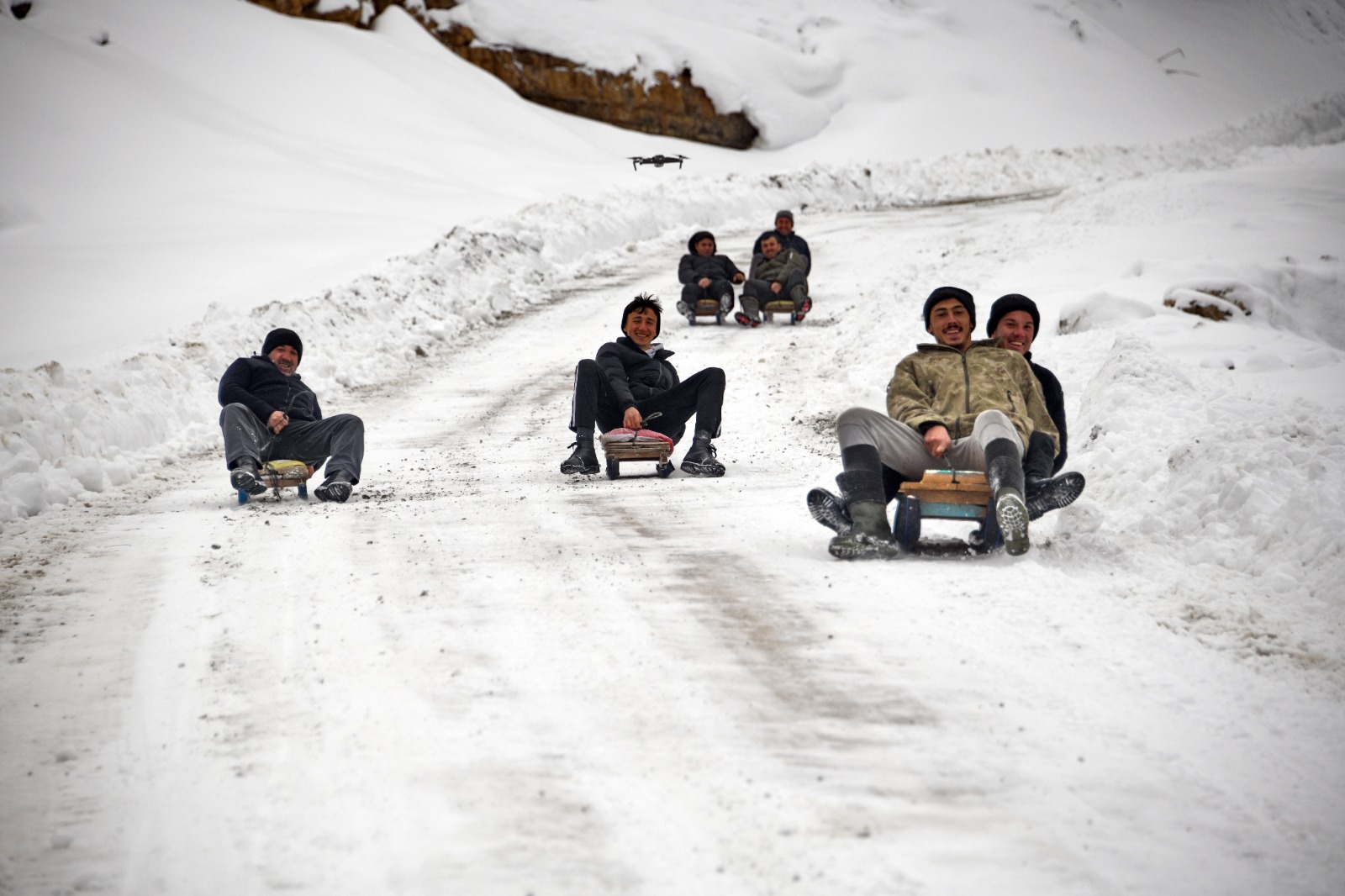 Kastamonu'nun Köyündeki Gençler Lastik Kızakla Eğlenmenin Yolunu Buldu 88