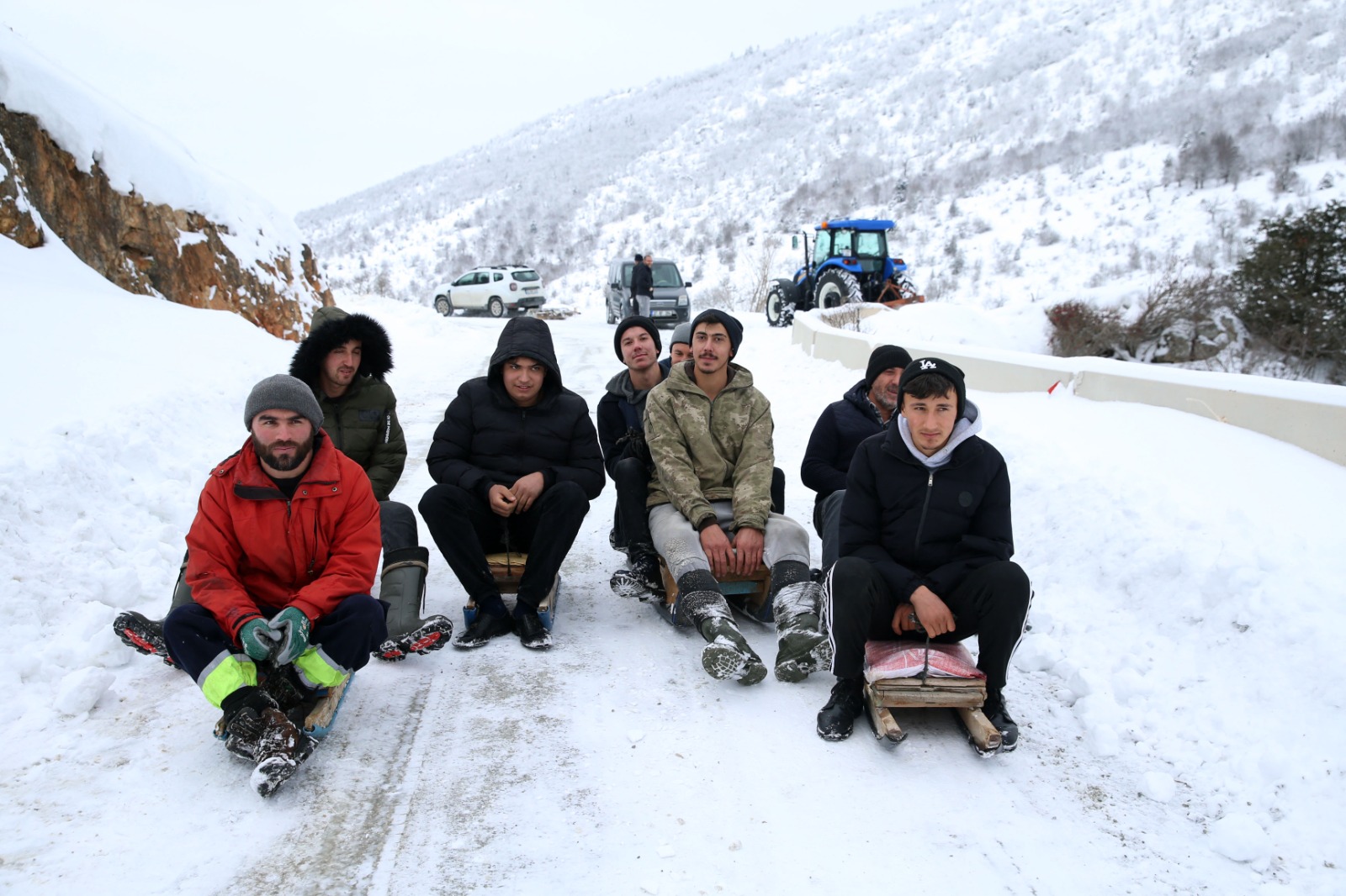 Kastamonu'nun Köyündeki Gençler Lastik Kızakla Eğlenmenin Yolunu Buldu 9