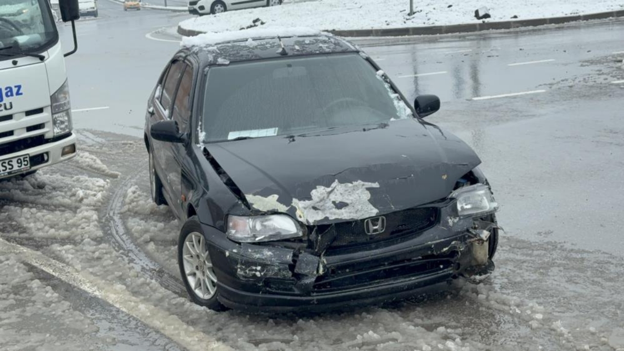 Kavşakta Çarpıştılar Feci Kazada 1 Kişi Yaralandı (1)