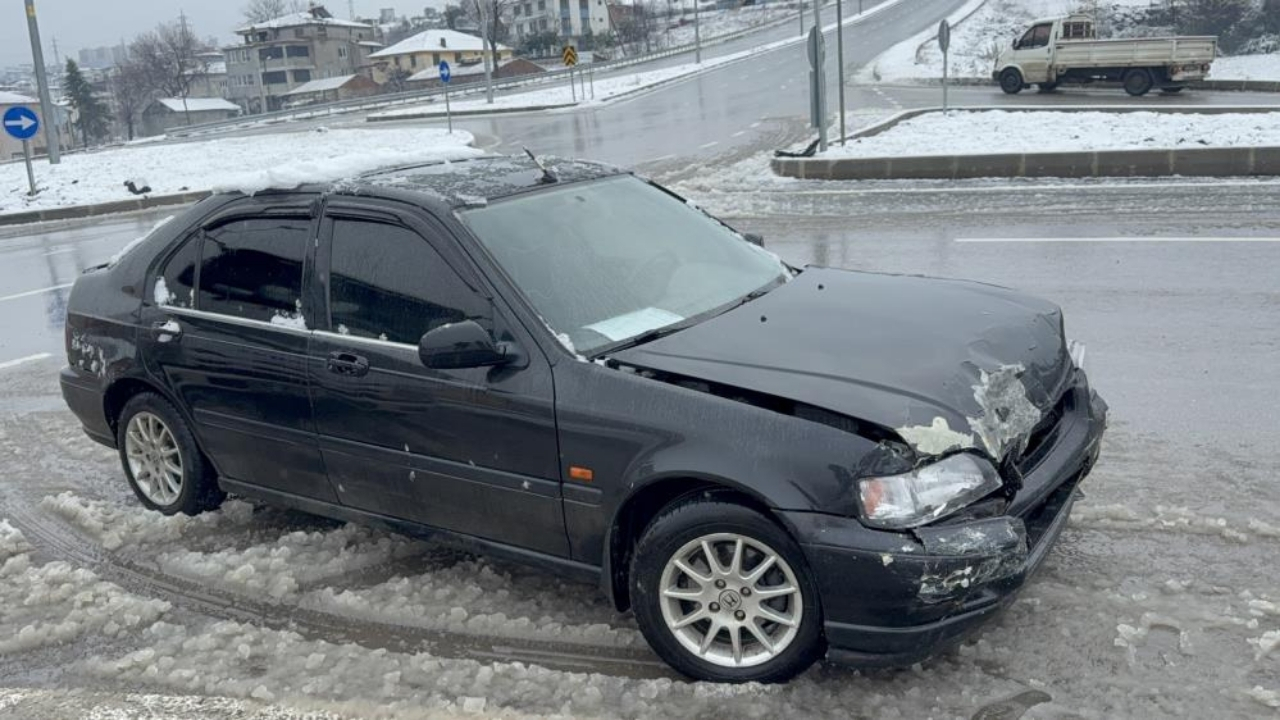 Kavşakta Çarpıştılar Feci Kazada 1 Kişi Yaralandı (3)