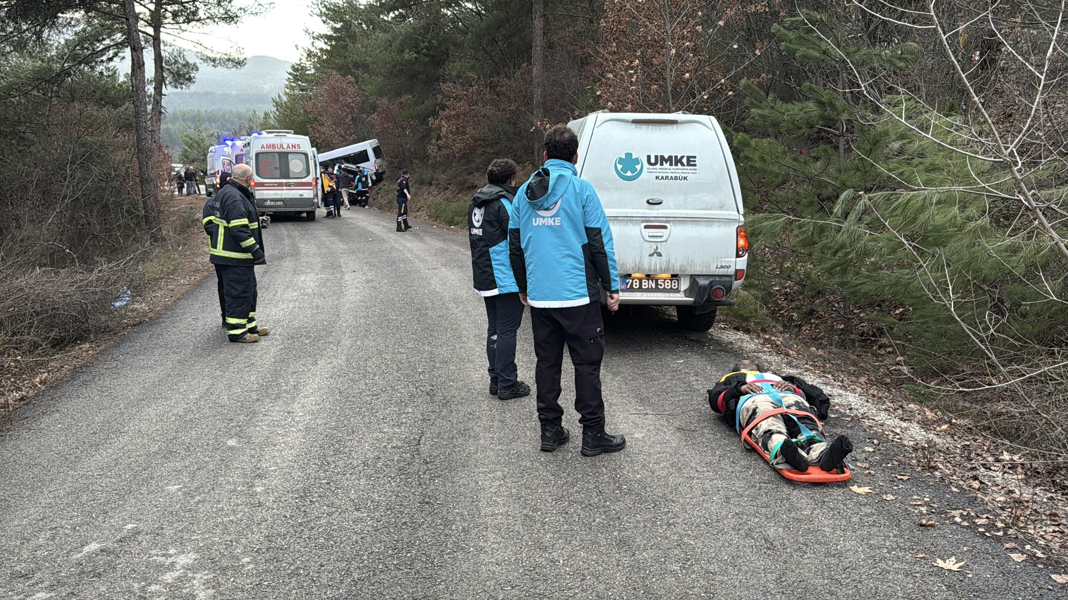 Kayak Dönüşü Öğrencileri Taşıyan Minibüs Şarampole Uçtu 17 Yaralı1